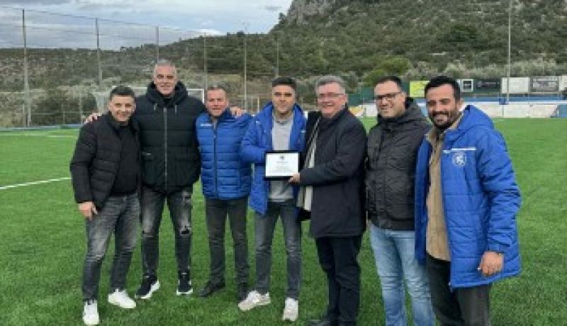 Τιμητική πλακέτα στον Δήμαρχο Κορινθίων από τον Α.Π.Σ. Τενεάτης Αθικίων για τα έργα στο Δημοτικό Γήπεδο